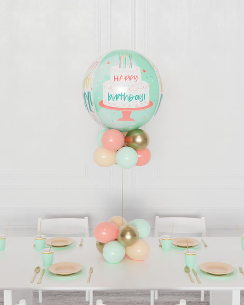 Menthe, corail, blush et or – Centre de table avec ballons Orbz « Joyeux anniversaire »